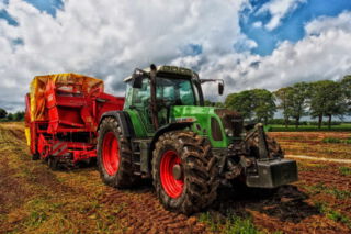 Einsatz von Lochblechen als Sortierungssiebe Traktor mit Anhänger